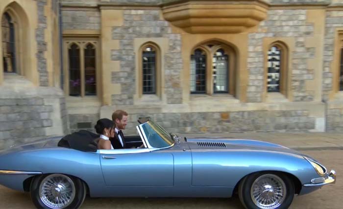 Pangeran Harry dan Meghan Markle mengendarai mobil listrik  Jaguar E-Type Concept Zero, pada resepsi pernikahannya dari Kastil Windsor ke Frogmore House, hari Minggu 20 Mei 2018. (foto: afp/ant)
