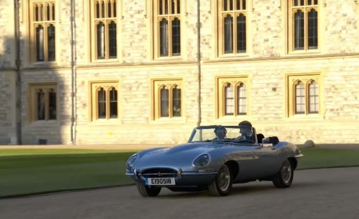 Pangeran Harry dan Meghan Markle mengendarai mobil listrik  Jaguar E-Type Concept Zero, pada resepsi pernikahannya dari Kastil Windsor ke Frogmore House, hari Minggu 20 Mei 2018. (foto: afp/ant)