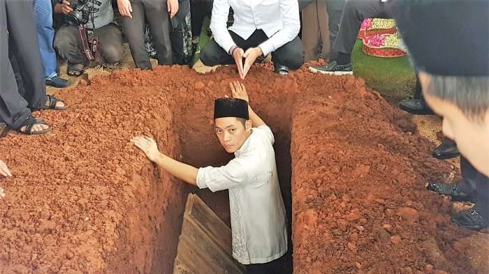 Rasyid Rajasa turun ke dalam liang kubur istrinya, Adara Taista.