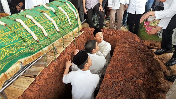 Rasyid Rajasa ketika mengantarkan jenazah istrinya ke tempat peristirahatan terakhirnya.