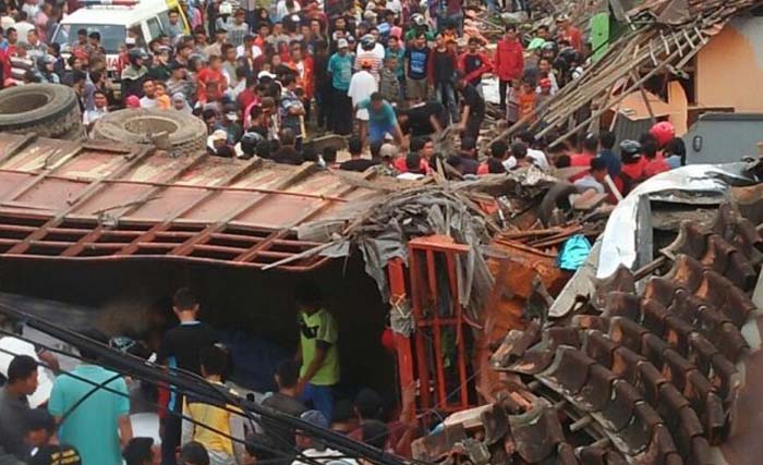 Truk tronton bermuatan beras yang dikemudikan Pratomo Diyanto (46), menabrak rumah di Jalan Raya Tegal-Purwokerto, Kabupaten Brebes, Jawa Tengah, hari Minggu 20 Mei kemarin. (foto: tribunnews)