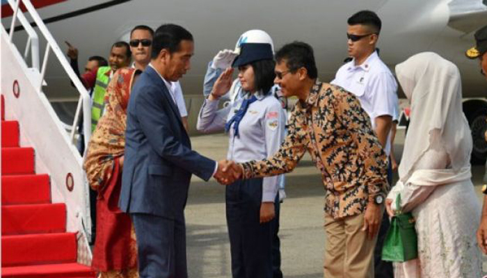 Presiden Joko Widodo (Jokowi) didampingi Ibu Negara Iriana Joko Widodo tiba di Bandara Internasional Minangkabau, Kabupaten Padang Pariaman, disambut Gubernur Sumatra Barat Irwan Prayitno, Pangdam I/Bukit Barisan Mayjen TNI Ibnu Triwidodo dan Kapolda Sumbar Irjen Pol Fakhrizal dalam rangka kunjungan kerja, Senin 21 Mei 2018. (Foto: Antara) 