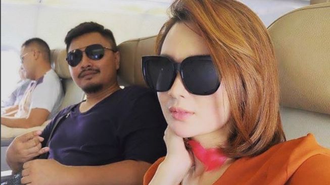 Wika Salim dengan mantan suami, Candra Permana.