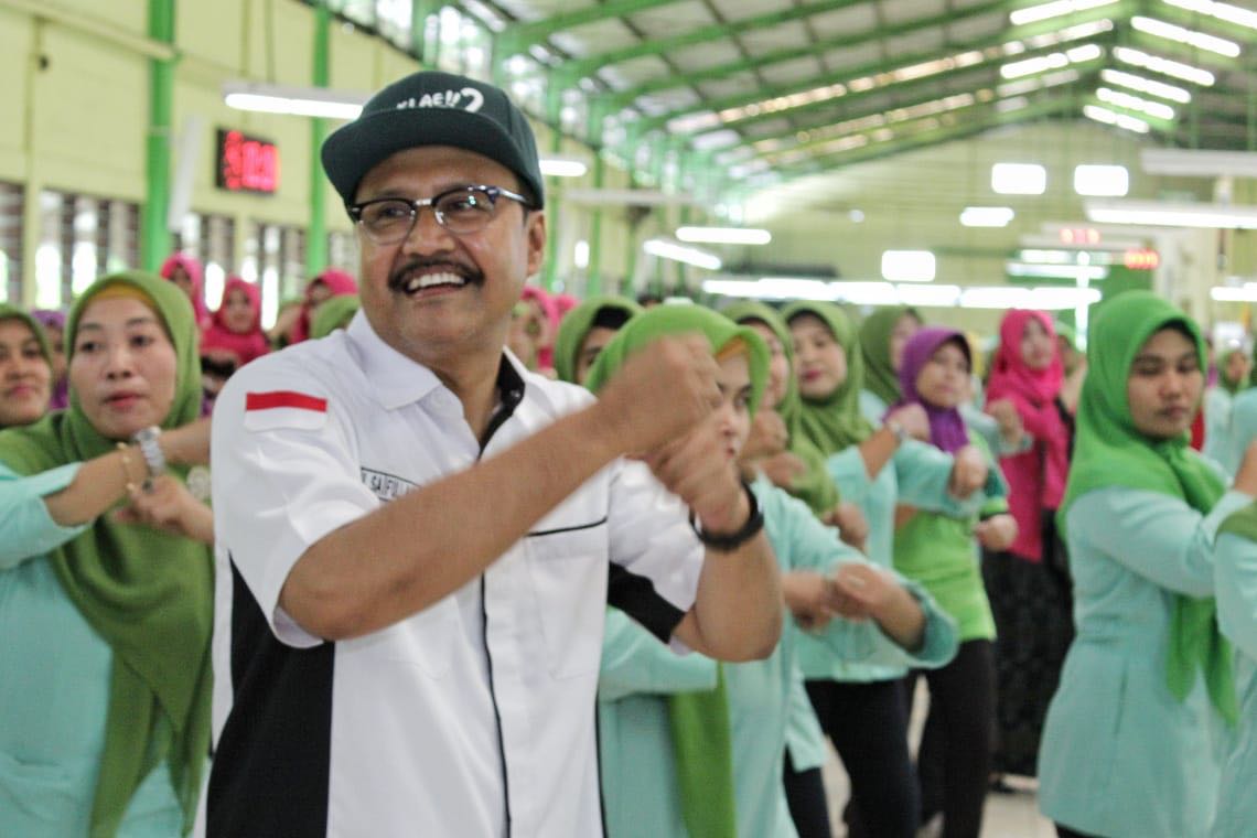 Gus Ipul ketika berkunjung di PT Ittihad Rahmat Utama, Mitra Produksi Sigaret (MPS) Trowulan, Mojokerto, Senin, 21 Mei 2018. 