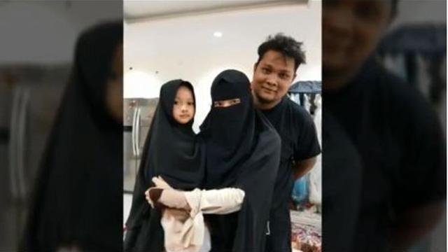 Virgoun bersama sang istri, Inara dan putri cantiknya, Starla.