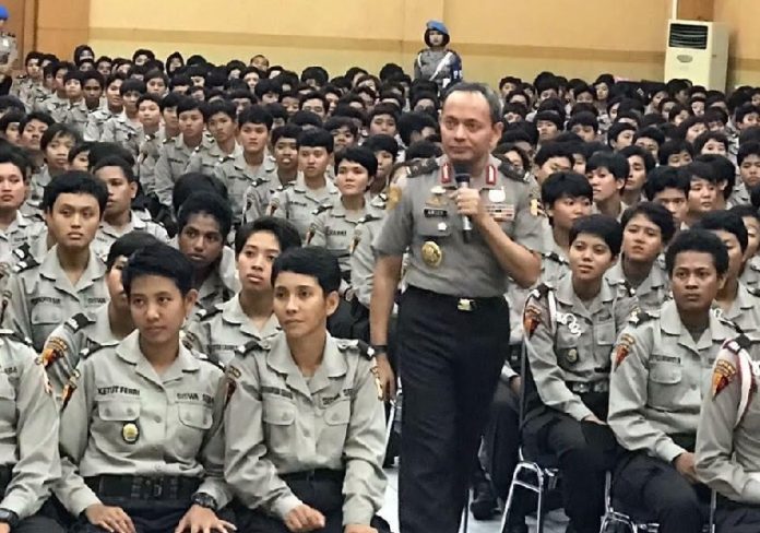 Irjen Arief Sulistyanto saat memberikan pembekalan pada calon bintara wanita.  