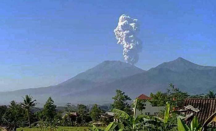 Terjadi lagi erupsi freatik di Gunung Merapi, jawa Tengah, sehingga statusnya naik satu level jadi Waspada. (foto: dok. ngobar)