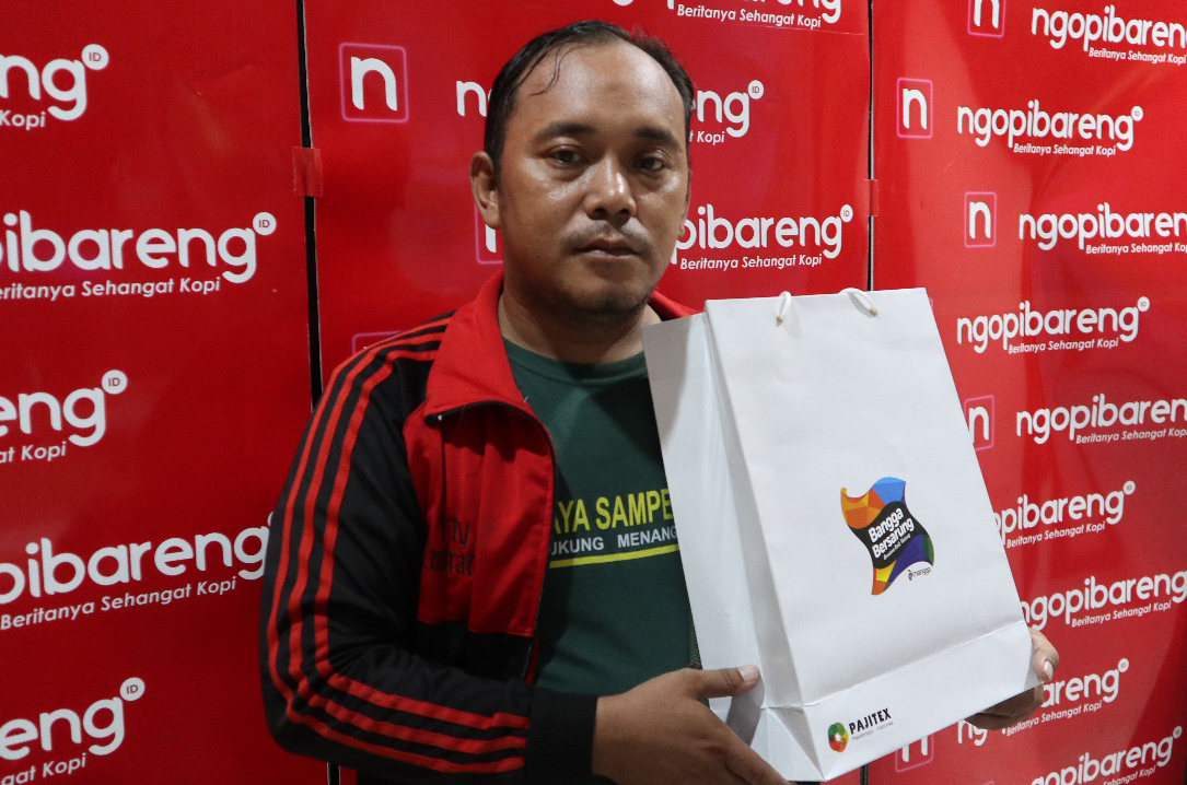 Agus Supriyadi, pria asal Gunung Gangsir Kabupaten Pasuruan bersyukur bisa mendapatkan hadiah dari Sarung Mangga. (foto : ngopibareng.id) 