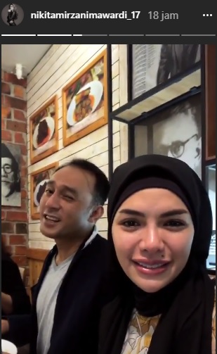 Nikita Mirzani tampil mengeakan hijab ketika buka puasa bersama sang suami, Dipo Latief. (Instagram)