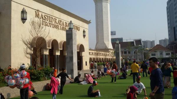 Nyaman tak terkira di kompleks Masjid Raya Bandung. foto:wijayalab