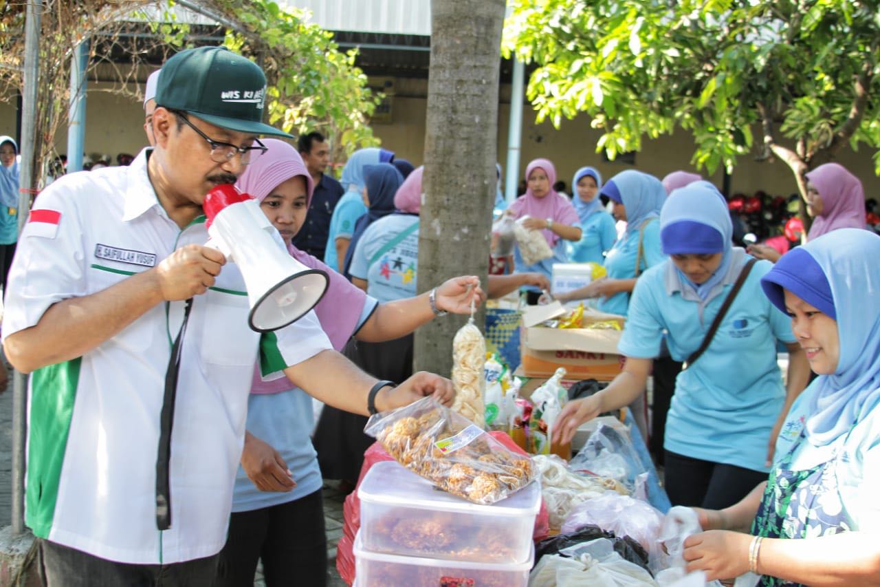 Calon Gubernur Jawa Timur nomor urut dua, Saifullah Yusuf (Gus Ipul) bertemu dengan ribuan buruh pengolah tembakau, di Jombang, Selasa, 22 Mei 2018.