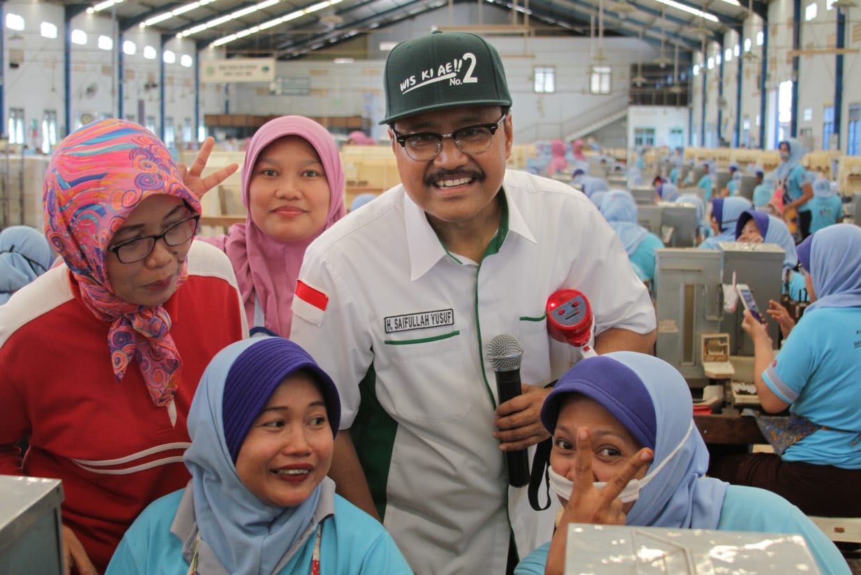 Calon Gubernur Jawa Timur nomor urut dua, Saifullah Yusuf (Gus Ipul) bertemu dengan ribuan buruh pengolah tembakau, di Jombang, Selasa, 22 Mei 2018.