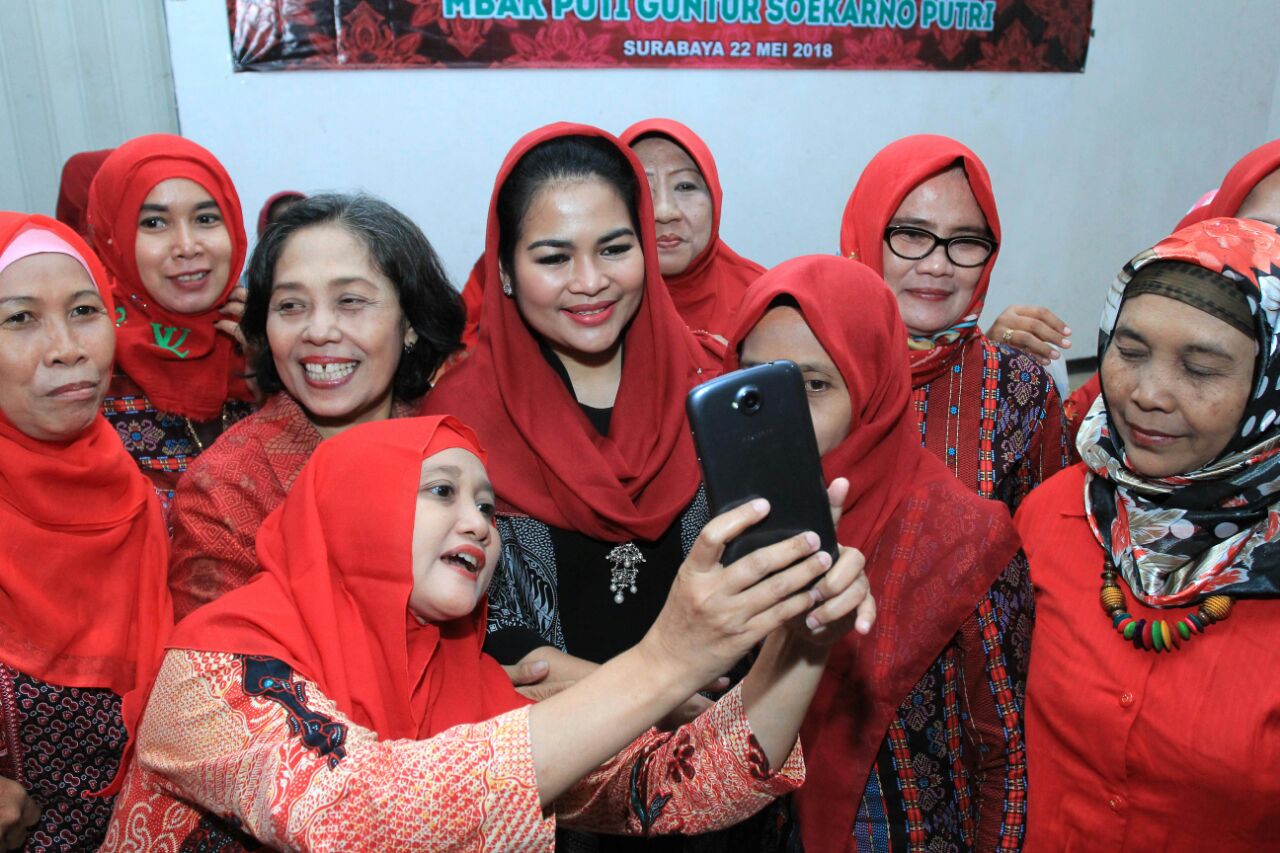  Puti Guntur Soekarno saat berkunjung ke Kantor Koperasi Wanita Waspada di Kedung Anyar V, Kota Surabaya, Selasa, 22 Mei 2018.