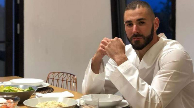 Foto unggahan Benzema sedang menanti buka puasa di sukai lebih dari satu juta orang. foto:instagram