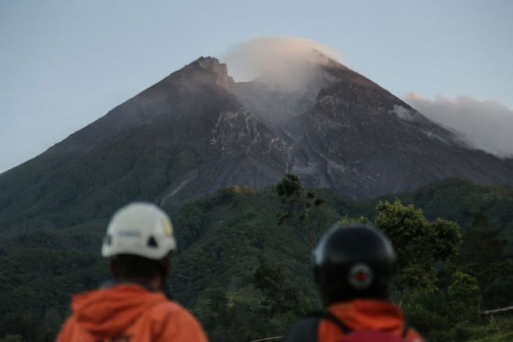 Anggota SAR memantau aktivitas Gunung Merapi di Bukit Klangon, Cangkringan, Sleman, DI Yogyakarta, Selasa 22 Mei 2018. Setelah mengalami beberapa erupsi freatik, Balai Penyelidikan dan Pengembangan Teknologi Kebencanaan Geologi (BPPTKG) meningkatkan status Gunung Merapi dari level I (normal) menjadi level II (waspada) dan berlaku mulai Senin, 21Mei 2018 pukul 23.00 WIB. (Foto: Antara)