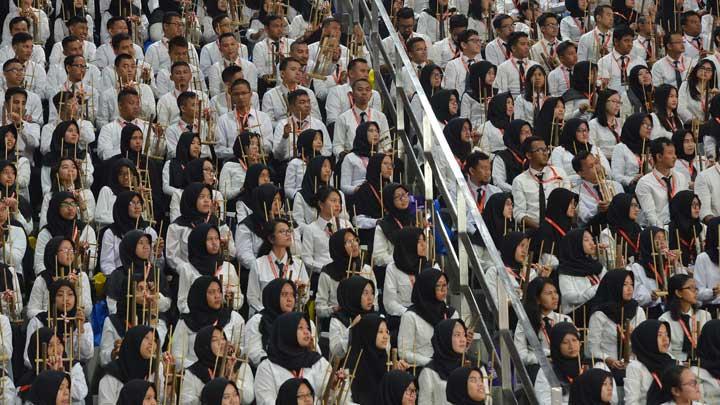 Calon pegawai negeri sipil (CPNS) memainkan angklung seusai mendengarkan kuliah umum Presiden Joko Widodo di Istora Senayan, Jakarta, 27 Maret 2018. (Foto: Antara)