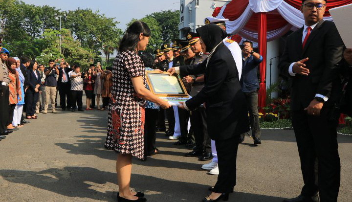 Risma turut memberikan penghargaan kepada Aloysius Bayu Rendra dan korban bom tiga gereja lainnya.