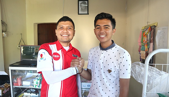 Kopma UNUSA bekerjasama dengan perusahaan swasta. Tampak dari Tappmart sedang berjabat tangan dengan Ketua 2 Kopma UNUSA, Mohammad Riswanto. 