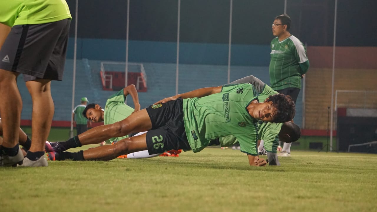 Pemain Persebaya Surabaya, Rishadi Fauzi saat jalani latihan di Stadion Gelora Delta Sidoarjo. (foto: hrs/ngopibareng)