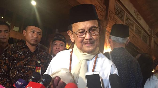 Presiden RI ke-3, Bacharuddin Jusuf Habibie berkalung kerudung kenangan mendiang sang istri, Hasri Ainun Besari.