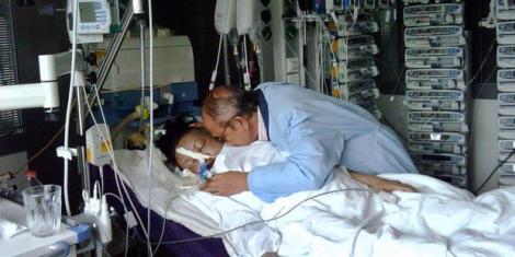 Kesetiaan Habibie menemani Ainun menjalani perawatan medis di Jerman hingga ajal menjemput.