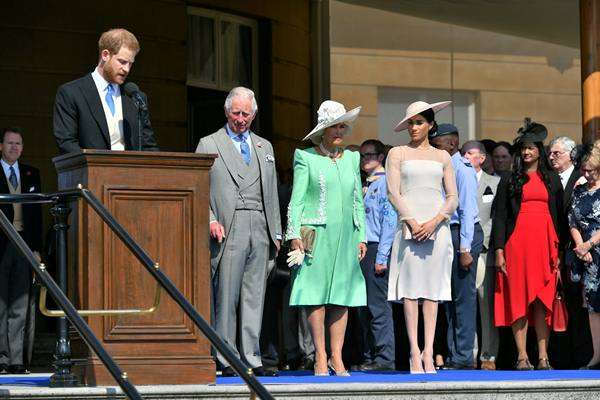 Meghan Markle berdampingan dengan mertua, Camila Parker dan Pangeran Charles. foto: Reuters.