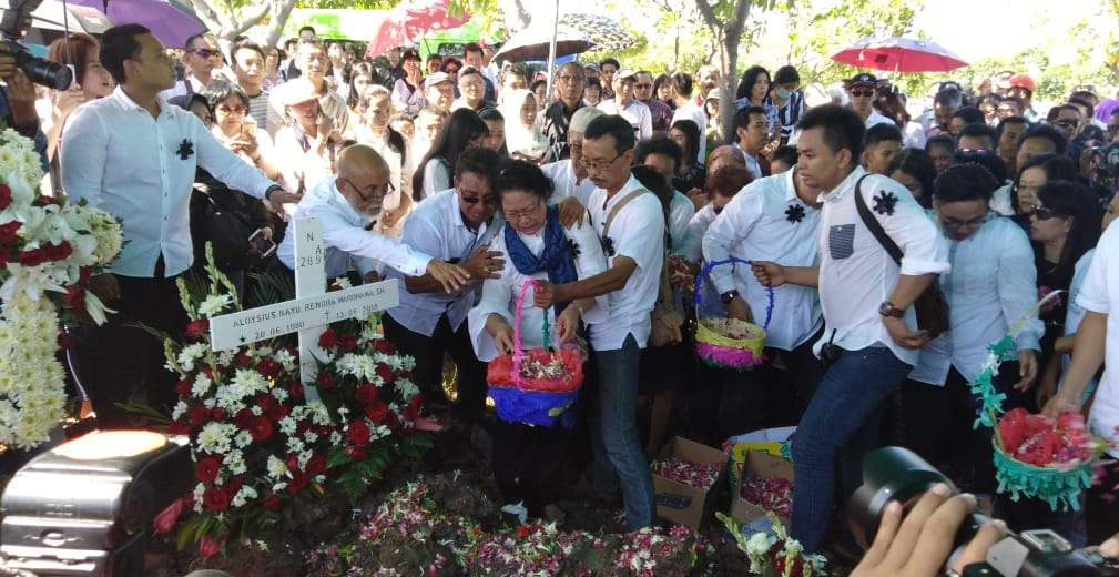 Suasana pemakaman korban bom gereja Aloysius Bayu, di TPU Keputih, Surabaya. Rabu, 23 Mei 2018. (foto: frd /ngopibareng.id) 