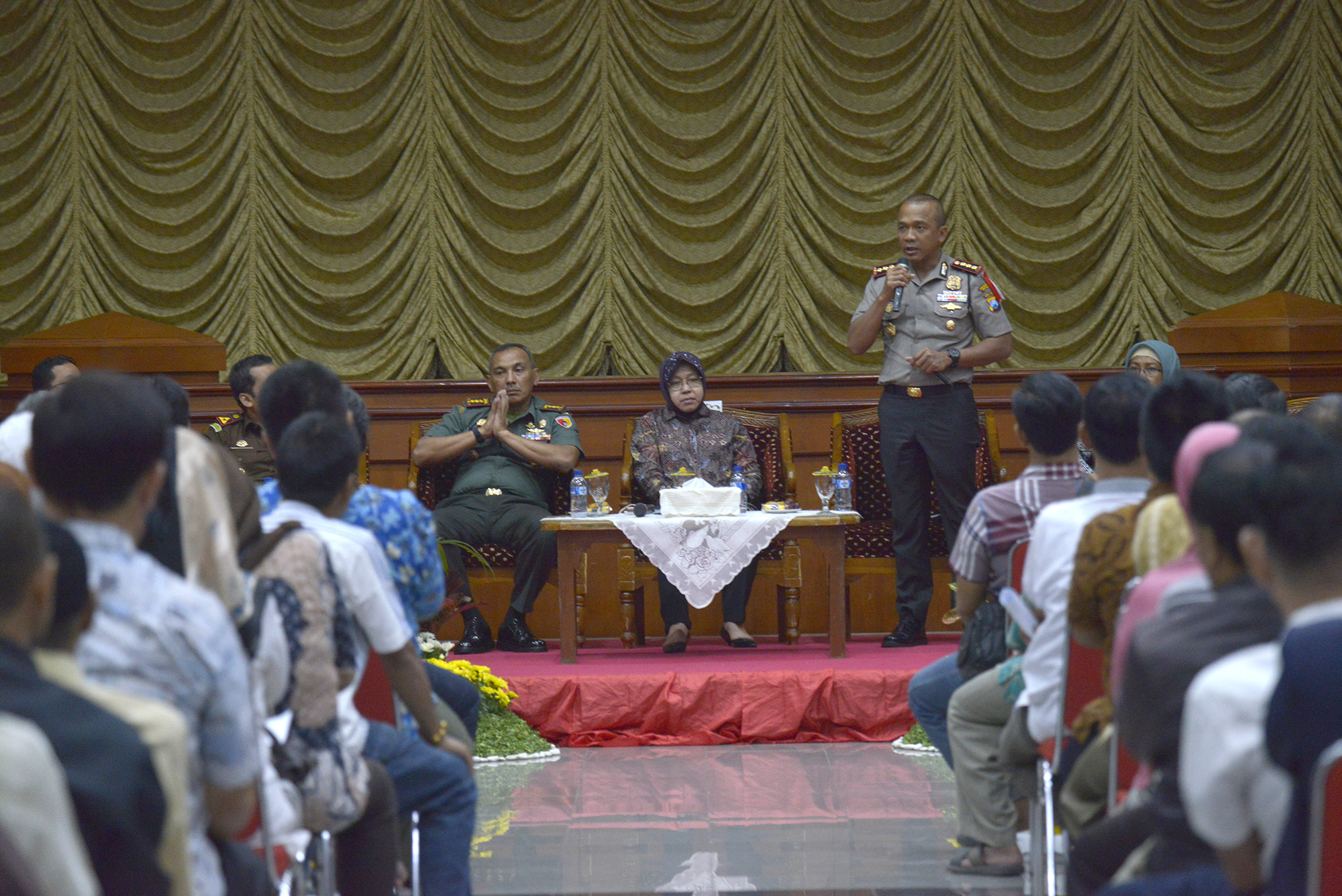 Wali Kota Risma, Kapolres Rudi, Danrem 084 Kolonel KAV M Zulkifli, saat pengarahan sekaligus menjalin tali silahturahmi dengan ketua RT/RW se-kecamatan Tegalsari di Graha Sawunggaling pada Rabu, 23 Mei 2018. 