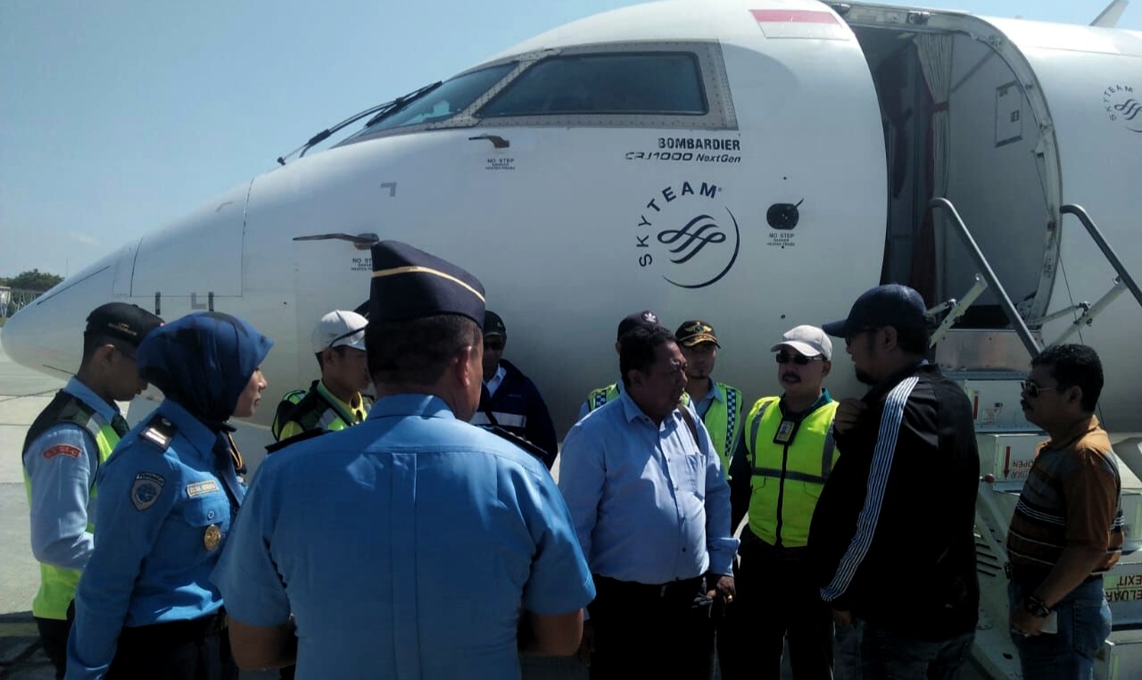 Anggota DPRD saat berbincang dengan petugas Avsec. (Foto: Istimewa)