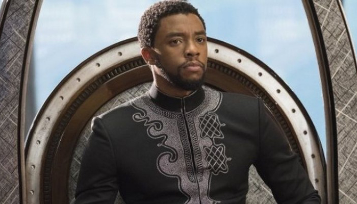 Raja Wakanda, T’Challa yang mengenakan pakaian mirip baju koko. (Foto: Istimewa)