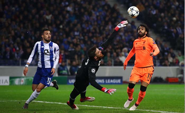 Penyerang Liverpool Mo Salah saat melesakkan bola ke gawang FC Porto di Estadio do Dragao, Porto, Portugal, pada babak 16 besar Liga Champions 15 Februari lalu. (foto: afp)