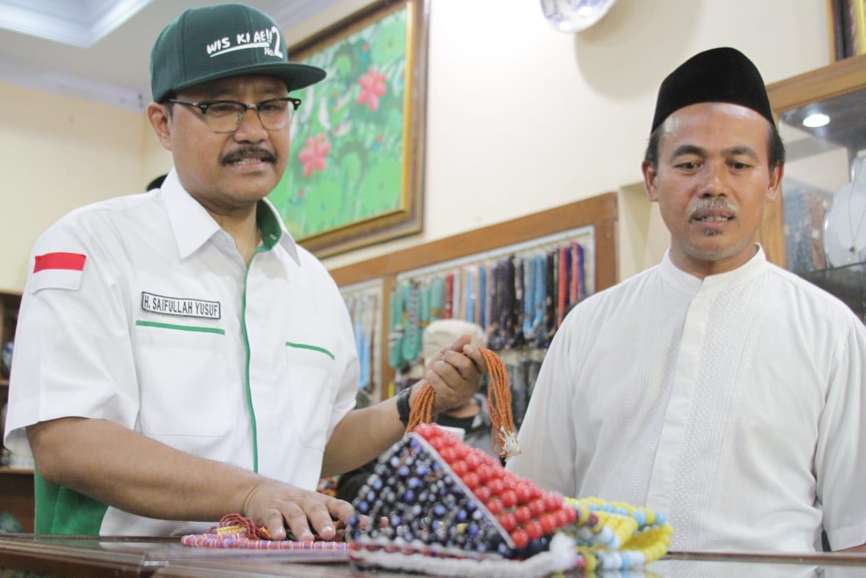 Gus Ipul ketika bertemu pengerajin manik-manik di Desa Pelumbon Gambang, Kecamatan Gudo, Jombang, Kamis, 24 Mei 2018.