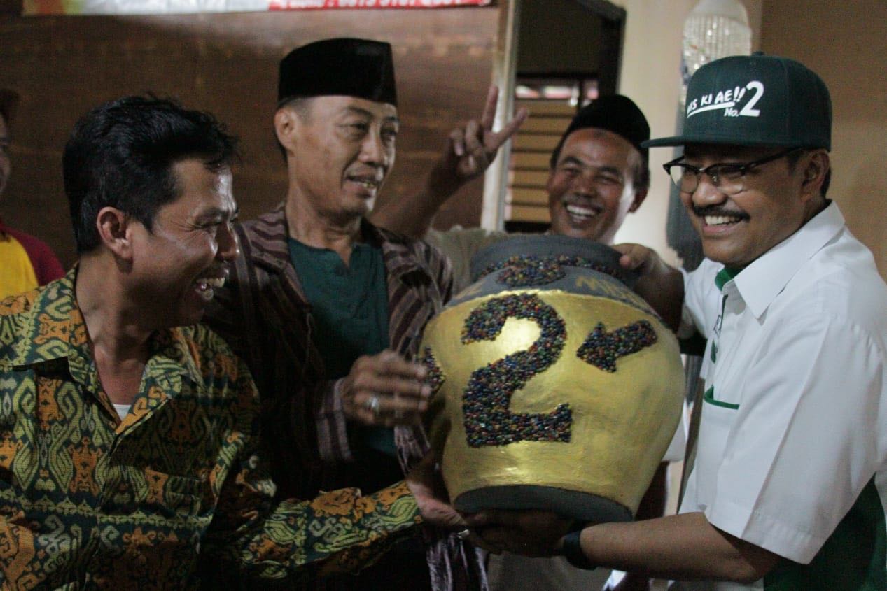 Gus Ipul ketika bertemu pengerajin manik-manik di Desa Pelumbon Gambang, Kecamatan Gudo, Jombang, Kamis, 24 Mei 2018.