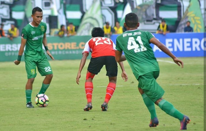 Pemain Persebaya, Abu Rizal Maulana (kiri) saat hadapi Madura United pada Piala Presiden 2018. (foto: hrs/ngopibareng)