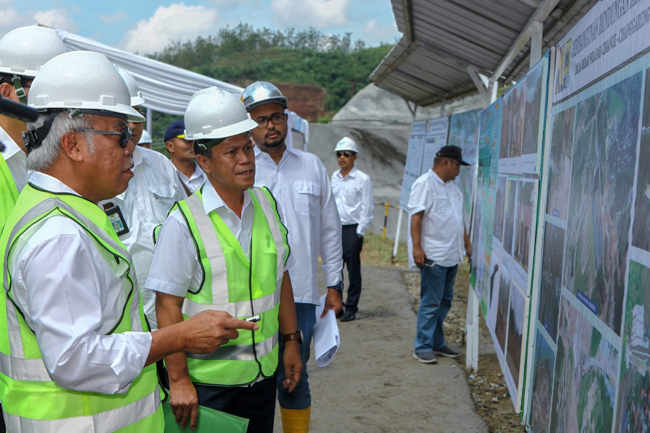 Menteri Basuki saat meninjau lokasi pembangunan Bendungan Kuningan, Kamis, 24 Mei 2018. (Foto: Dok. PUPR) 