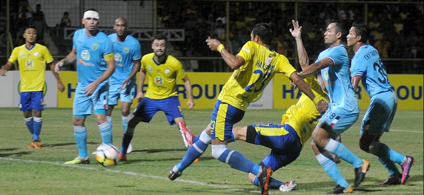 Duel Persela melawan Barito Putera. foto:ligaindonesia