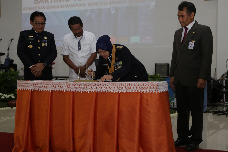 Wali Kota Surabaya Tri Rismaharini dan President and CEO Lion Air Group Edward Sirait di acara penandatanganan memorandum of understanding (MoU) dengan Pemkot Surabaya di Gedung Serbaguna Akademi Teknik dan Keselamatan Penerbangan (ATKP)  (Foto: Istimewa)