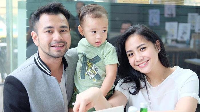 Raffi Ahmad bersama istri, Nagita Slavina (Gigi) dan anaknya, Rafathar Malik Ahmad.