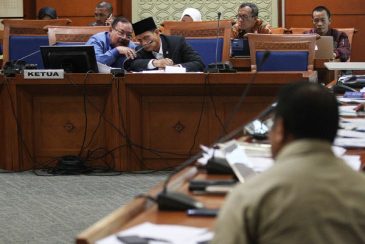 Ketua Pansus RUU Antiterorisme Muhammad Syafii (kanan) berbincang dengan Wakil Ketua Supiadin AS (kiri) saat memimpin rapat Tim Perumus RUU Antiterorisme di Kompleks Parlemen Senayan, Jakarta, Rabu (23/5/2018). Rapat tersebut beragendakan pembahasan definisi terorisme. (Foto: ANTARA FOTO/Dhemas Reviyanto)