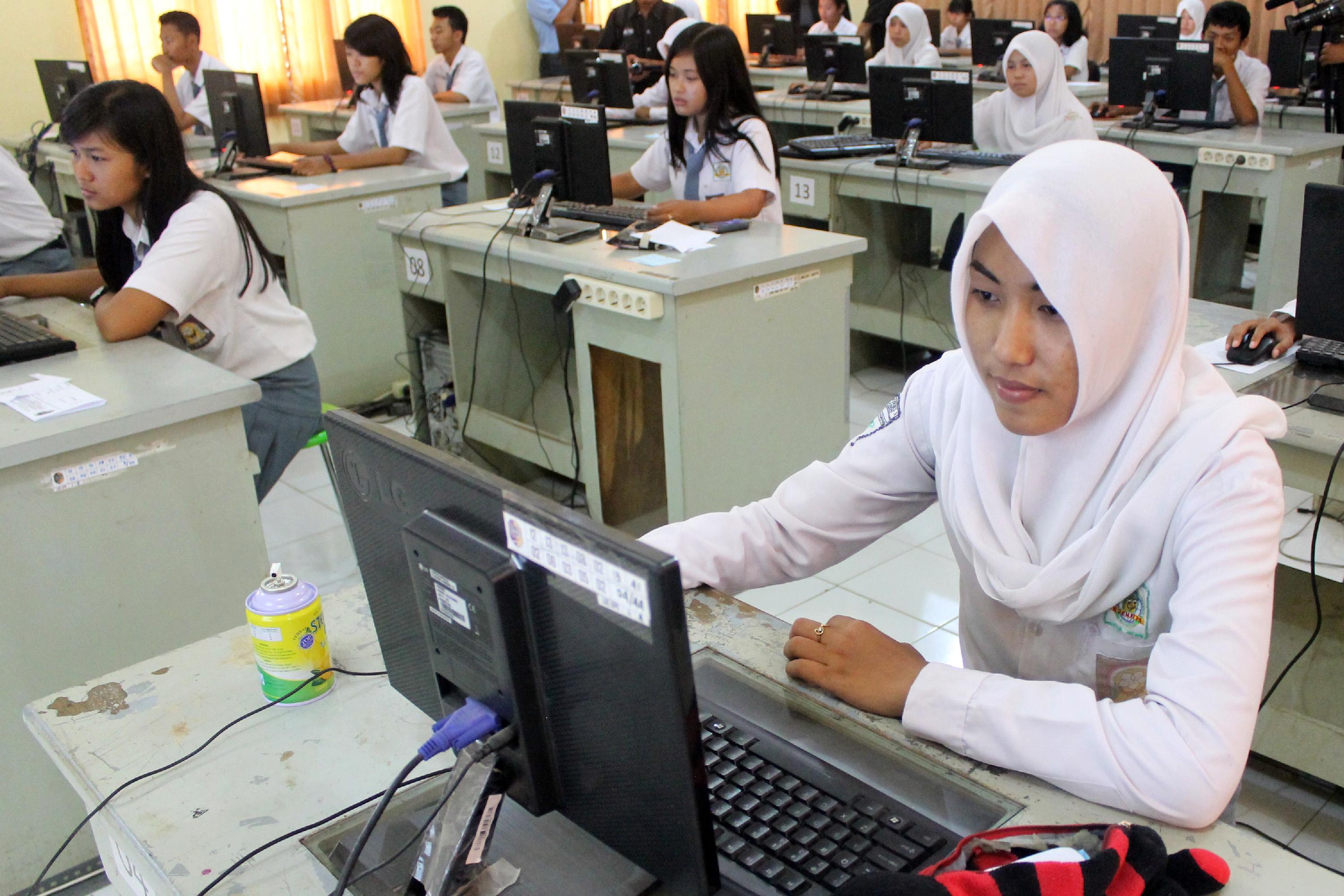 Ilustrasi siswi sedang mengerjakan Ujian Nasional Berbasis Komputer (UNBK). (Foto: Dokumentasi Kemendikbud)