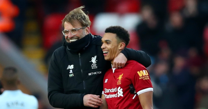 Bek kanan Liverpool Trent Alexander-Arnold bersama pelatih The Reds Jurgen Klopp. (foto: dokumentasi)