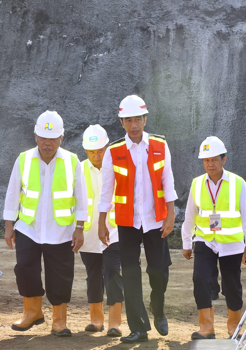 Presiden Joko Widodo meninjau pembangunan bendungan Kuningan di Desa Randusari, Kecamatan Cibeureum, Kabupaten Kuningan, Provinsi Jawa Barat. Jumat, 25 Mei 2018. (foto: biro pers setpres) 