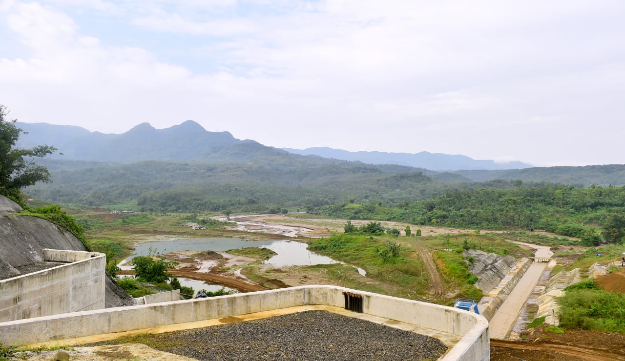 Pembangunan bendungan Kuningan di Desa Randusari, Kecamatan Cibeureum, Kabupaten Kuningan, Provinsi Jawa Barat. (foto: biro pers setpres) 