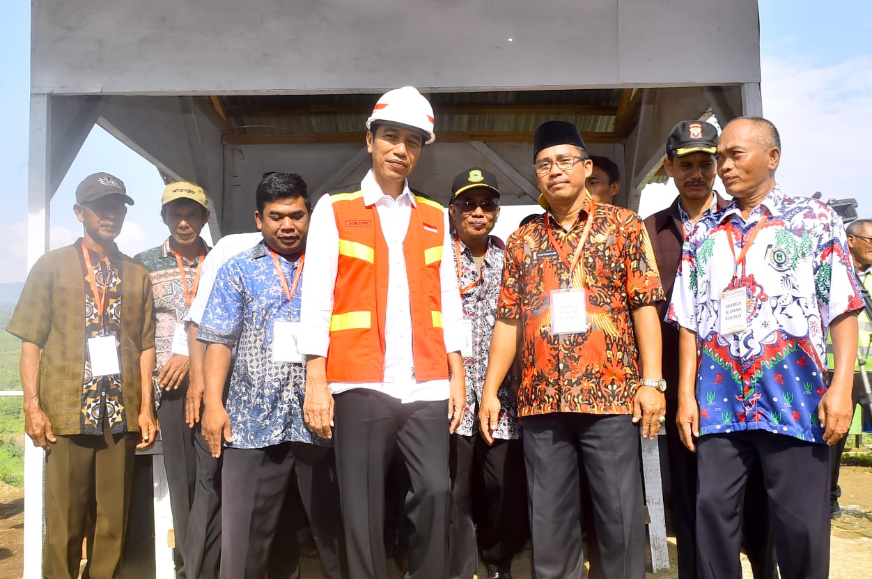 Presiden Joko Widodo meninjau pembangunan bendungan Kuningan di Desa Randusari, Kecamatan Cibeureum, Kabupaten Kuningan, Provinsi Jawa Barat. Jumat, 25 Mei 2018. (foto: biro pers setpres) 