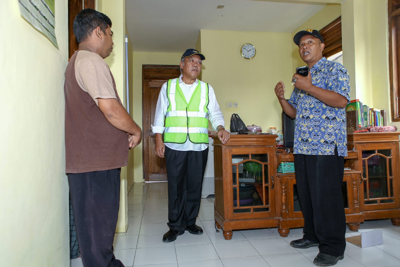 Menteri PUPR Basuki Hadimuljono saat meninjau lokasi Rumah Khusus di Desa Tanjung Kerta, Kuningan, Kamis, 24 Mei 2018, kemarin. (Foto: Dok. PUPR) 