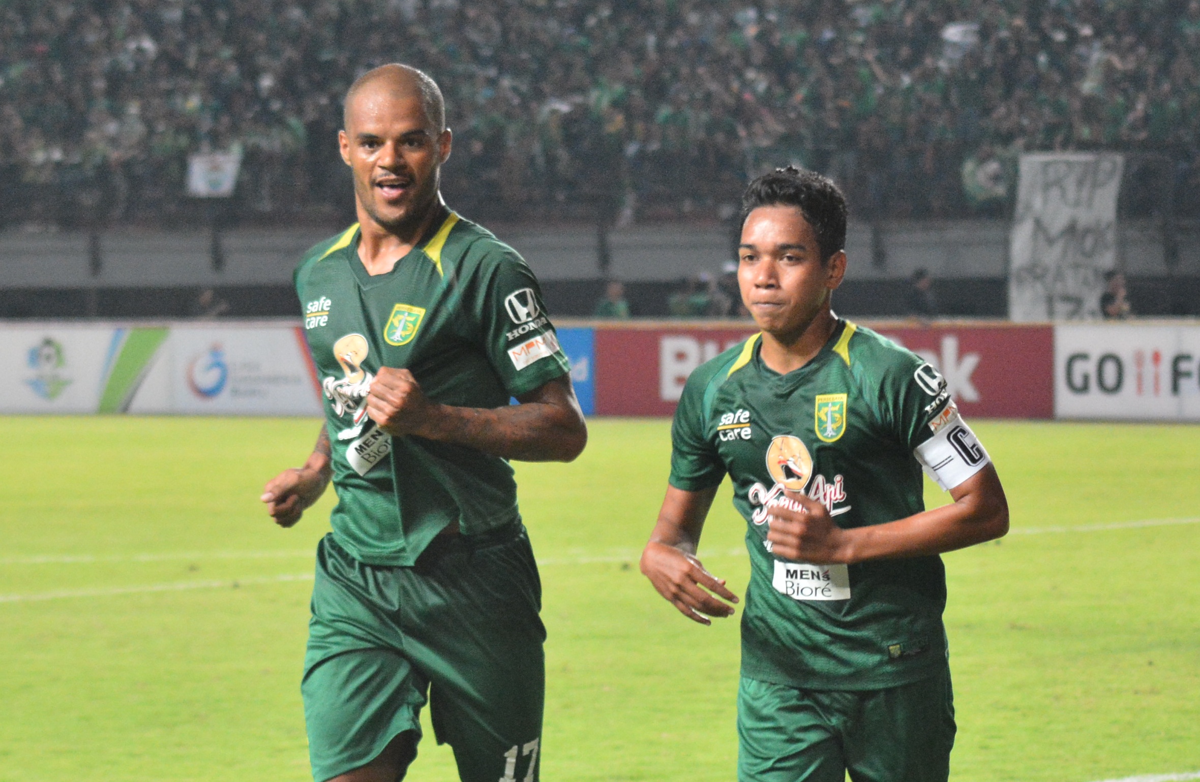 Pemain Persebaya David da Silva dengan Misbakhus Solikin. (foto: ngopibareng)