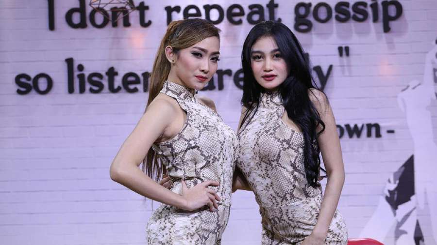 Pamela Safitri (kanan) dan Ozza, rekan duet barunya di Duo Serigala.