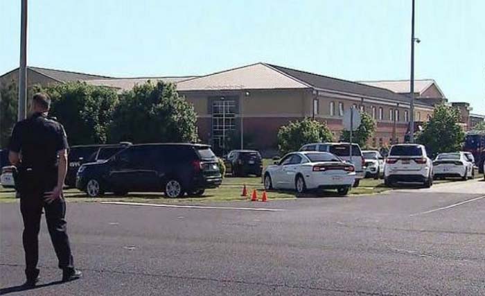 kendaraan polisi mengepung gedung sekolah SMP Noblesville West di pinggiran ibu kota negara bagian Indianapolis, hari Jumat 25 Mei setelah terjadi penembakan penembakan oleh seorang siswa. (foto: afp).