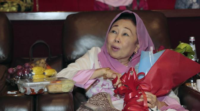 KEUMATAN: Nyai Hj Sinta Nuriyah, aktif melakukan Sahur Keliling sebagai pengabdian sosialnya. (foto: ngopibareng.id)