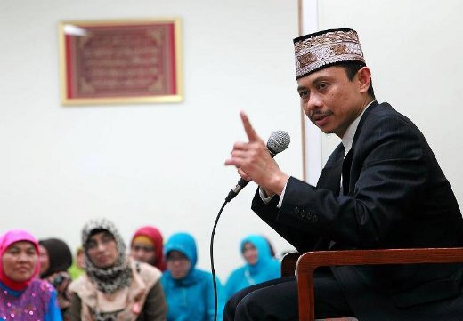 PESAN: Ustadz Shamsi Ali ketika menyampaikan tausiyah kepada kaum Muslimah di New York. (foto: ist)